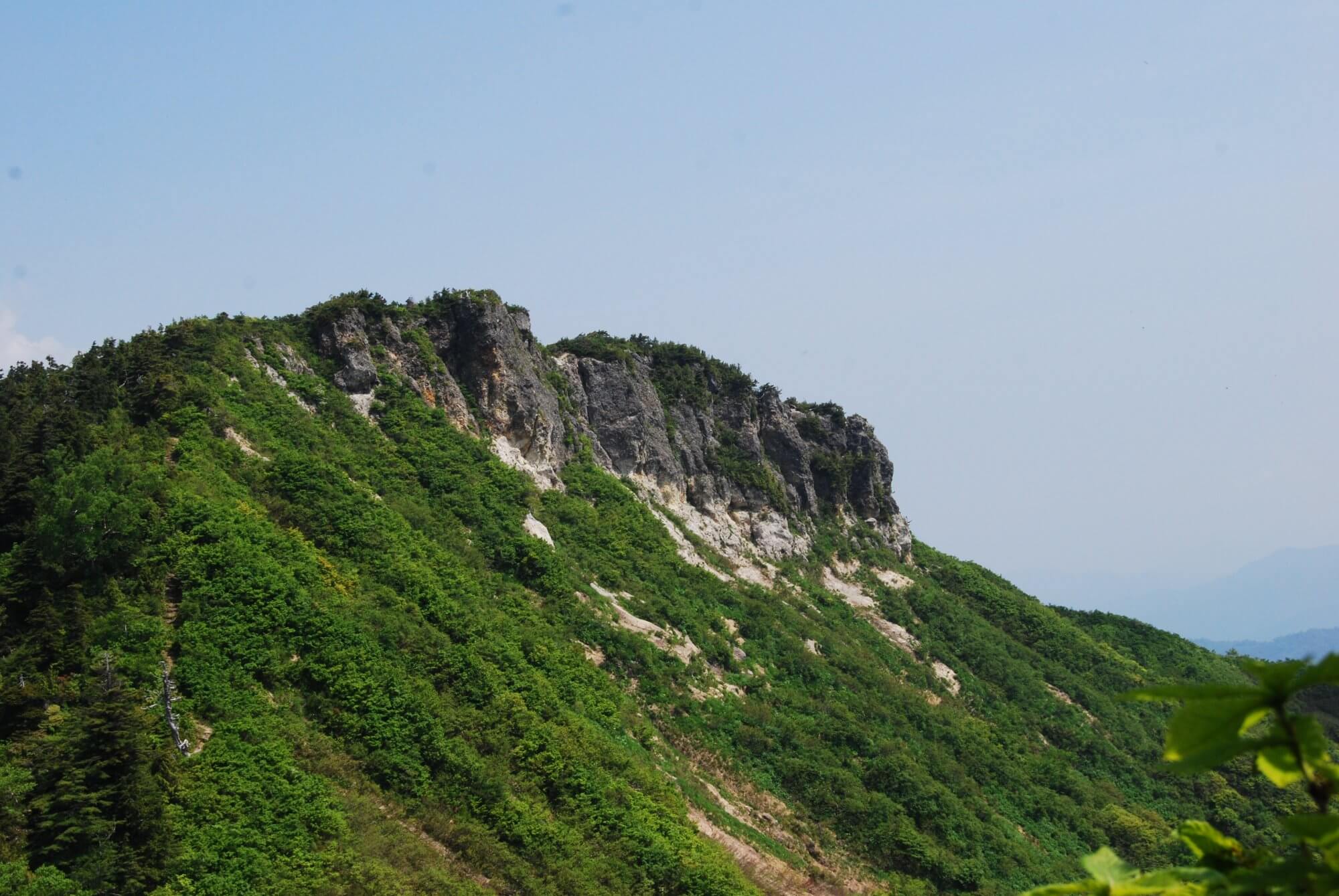 ツツジ咲く三方岩岳トレッキング