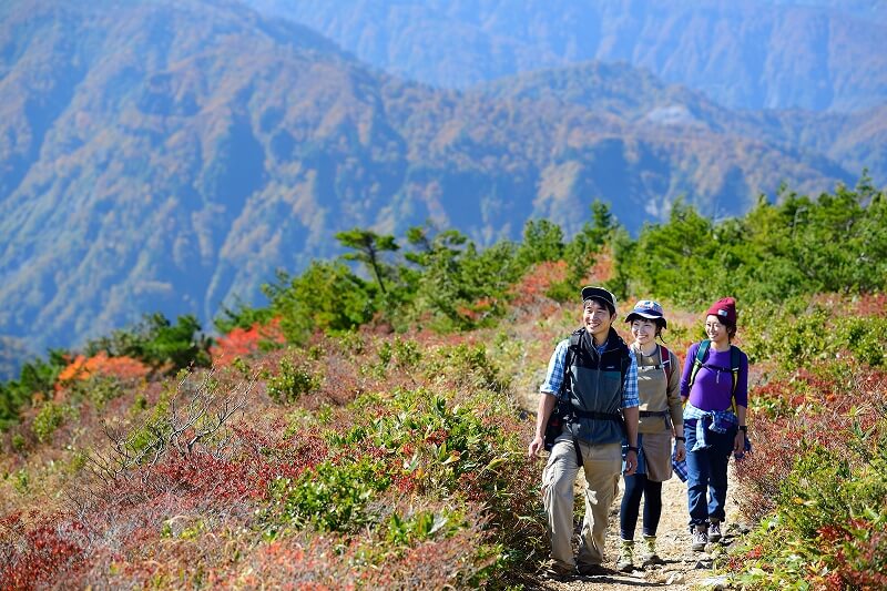 錦秋の三方岩岳トレッキング