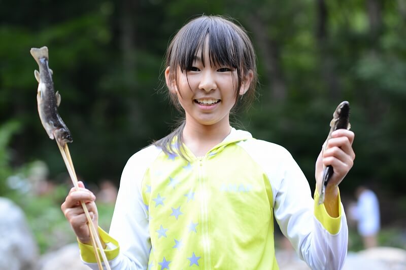 渓流でイワナ獲り