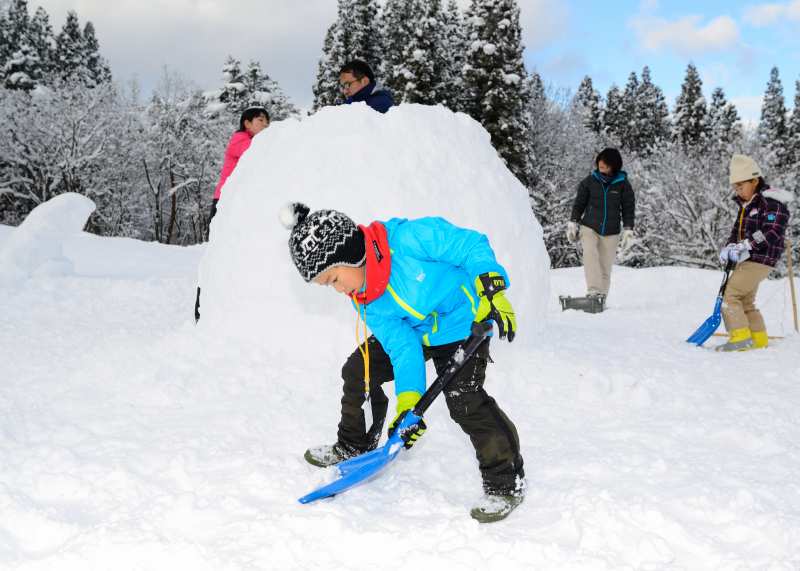 雪の森で家族の冬休み