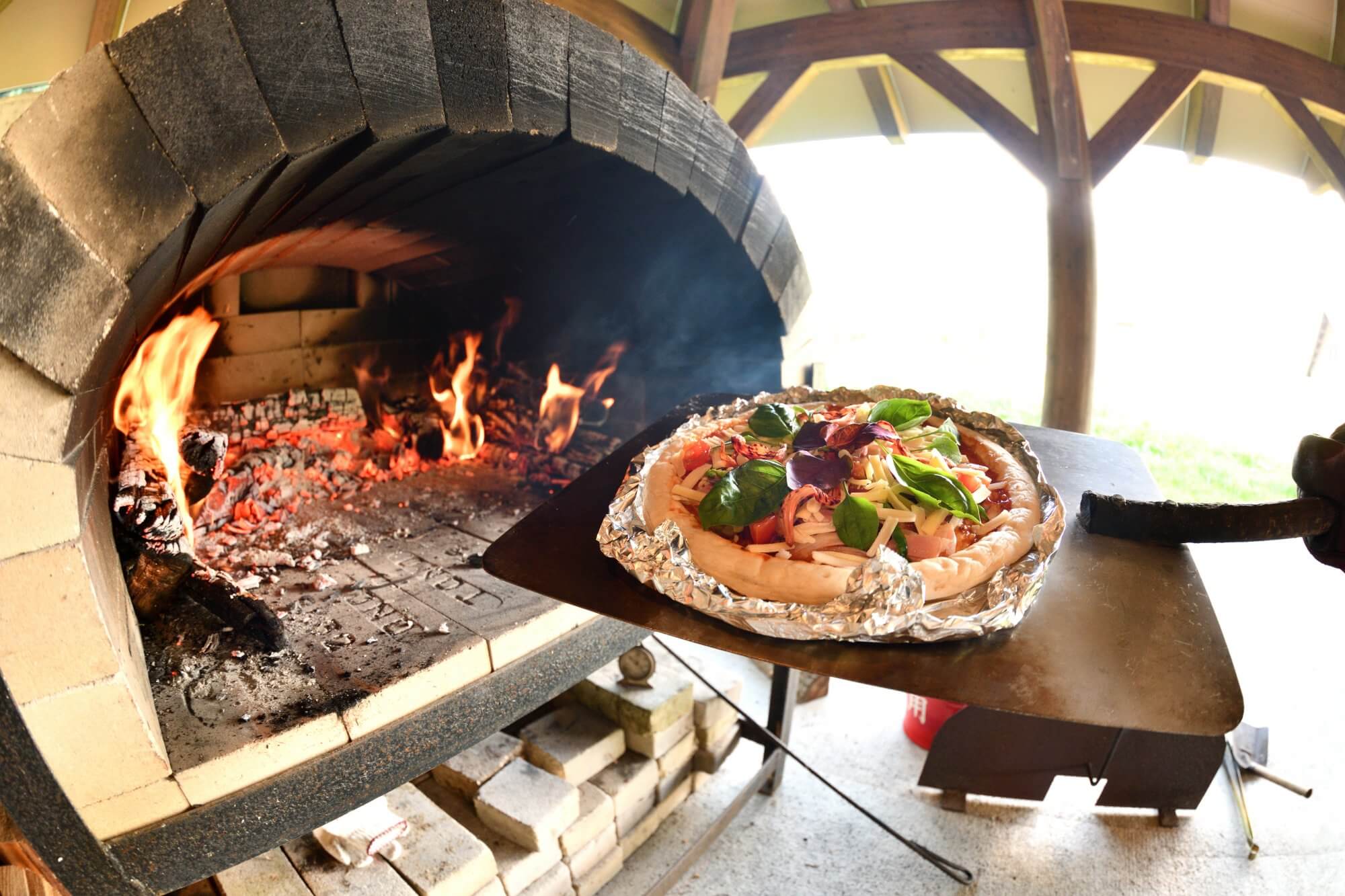 石窯で焼く森の恵みピッツァ